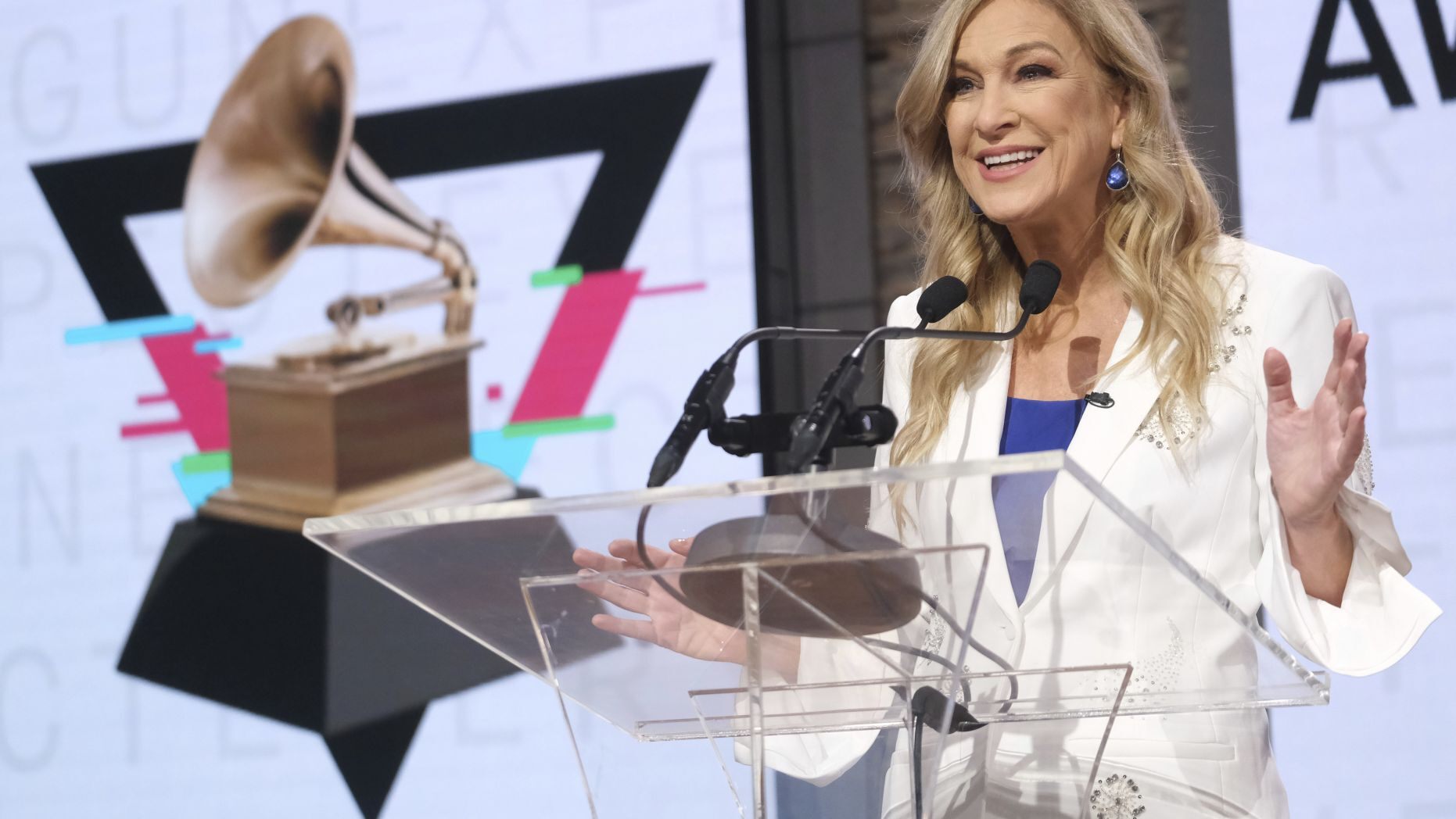 Grammy bất ngờ sa thải nữ giám đốc đầu tiên trước thềm trao giải Bà Deborah Dugan giữ chức Chủ tịch của Học viện Ghi âm được 5 tháng