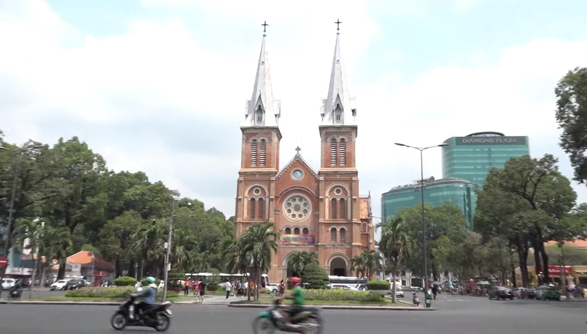 Nhà thờ Đức Bà Sài Gòn ngừng đổ chuông trong thời gian Tết Nguyên đán Thông tin Nhà thờ Chính tòa Đức Bà Sài Gòn ngừng đổ chuông trong thời gian Tết Nguyên đán được công bố tại Thánh lễ ngày 18/1