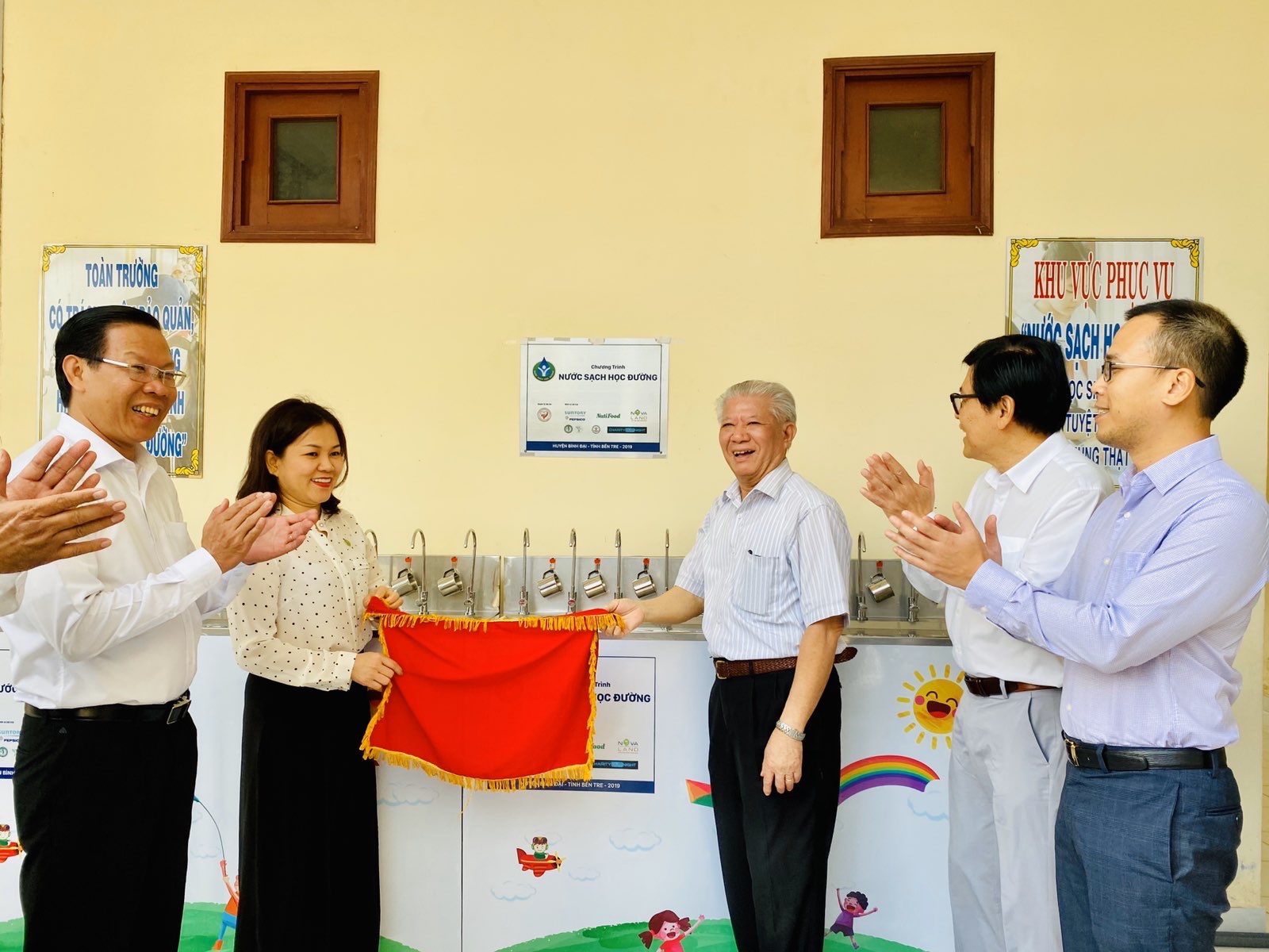 Niềm vui 'Nước sạch học đường' trước thềm năm mới tại huyện Bình Đại, tỉnh Bến Tre Niềm vui về “Nước sạch học đường” đã lan tỏa đến huyện Bình Đại, Bến Tre. Nguồn ảnh: Novaland