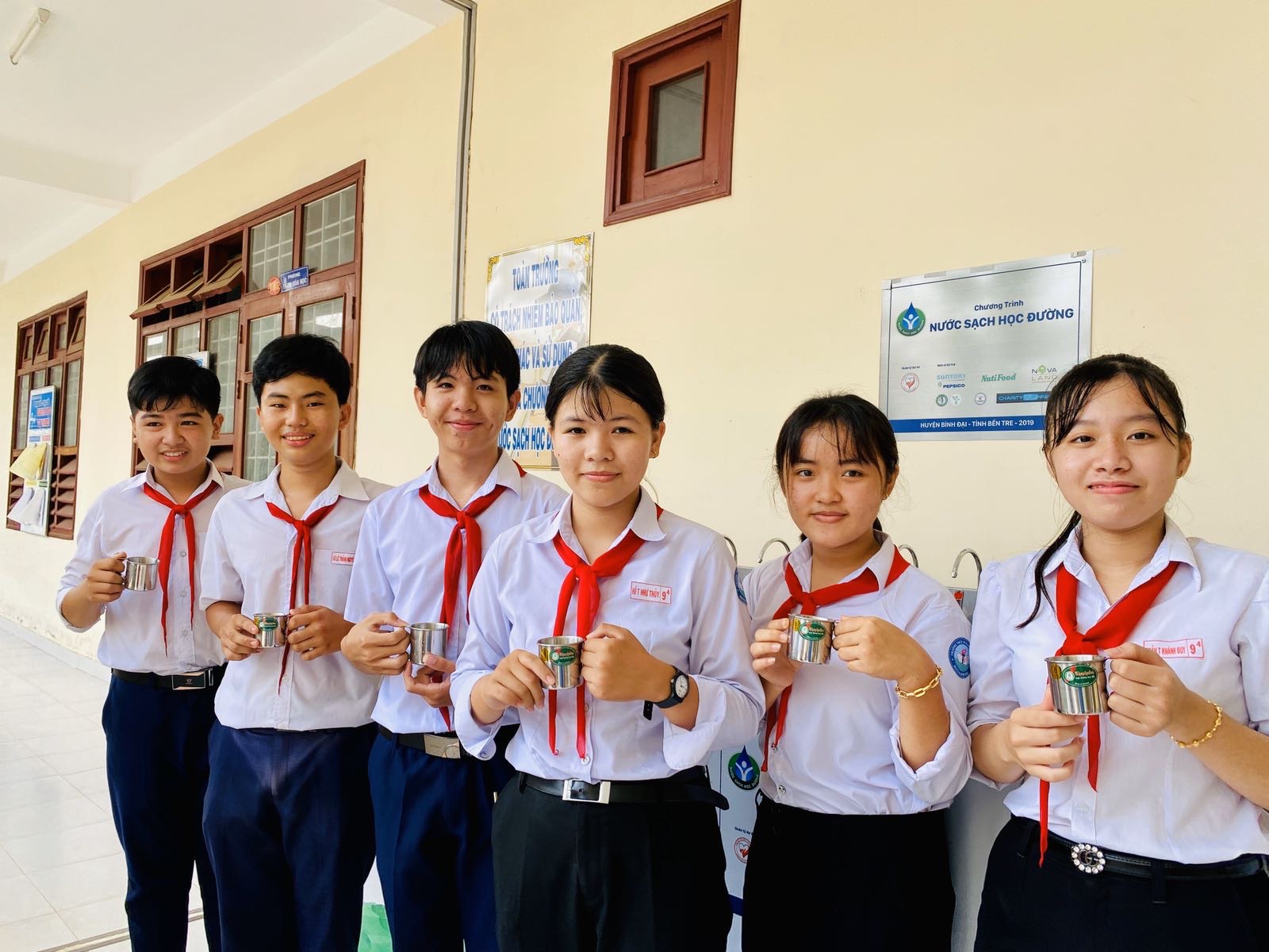 Niềm vui 'Nước sạch học đường' trước thềm năm mới tại huyện Bình Đại, tỉnh Bến Tre Các em học sinh vui mừng khi có được nguồn nước uống sạch đạt chuẩn. Nguồn ảnh: Novaland