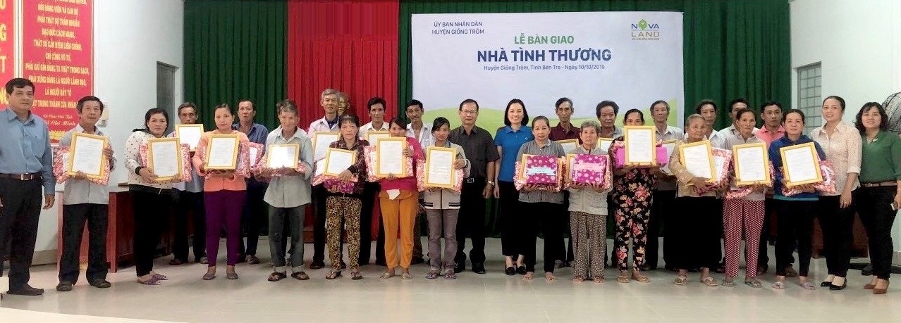 Niềm vui 'Nước sạch học đường' trước thềm năm mới tại huyện Bình Đại, tỉnh Bến Tre Lễ bàn giao nhà tình thương tại huyện Giồng Trôm, tỉnh Bến Tre đã được diễn ra trong niềm vui mừng và phấn khởi của 25 hộ dân tại xã Phước Long, xã Xuân Phú. Ảnh do Công ty Novaland cung cấp