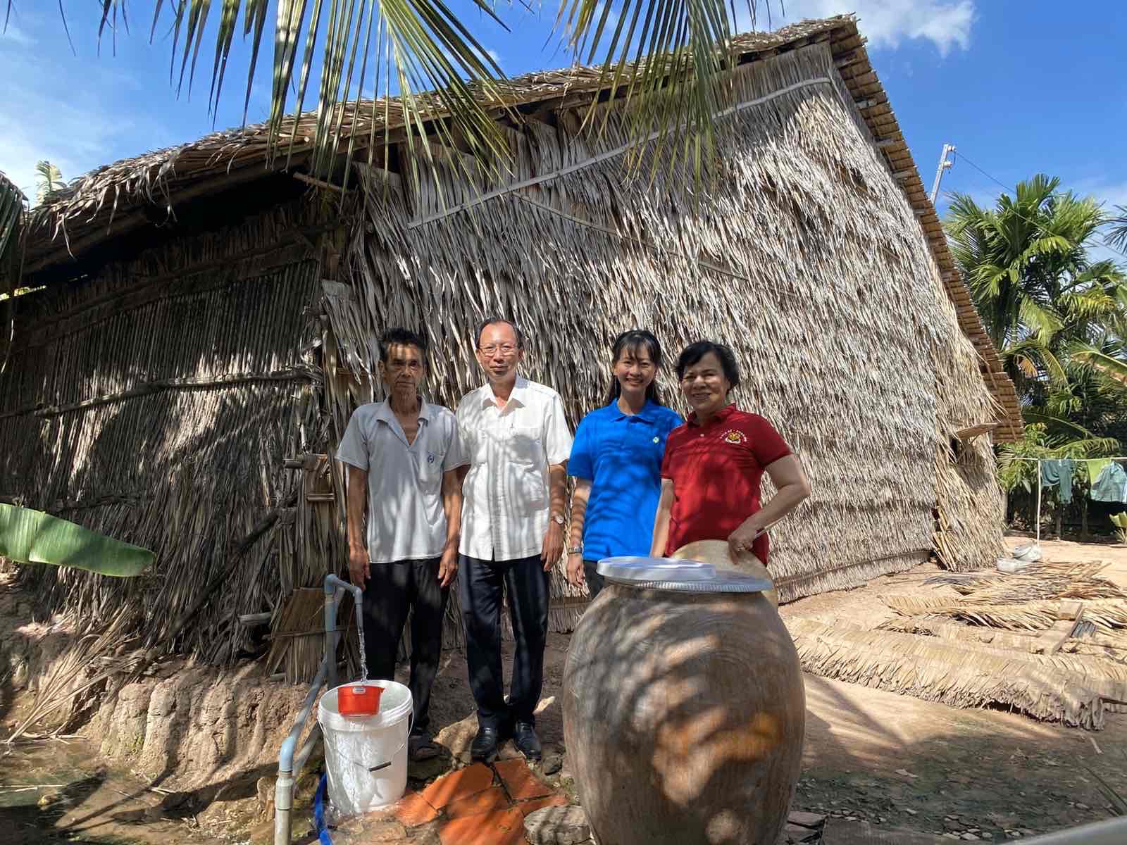Niềm vui 'Nước sạch học đường' trước thềm năm mới tại huyện Bình Đại, tỉnh Bến Tre Lễ trao tặng 200 giếng nước sinh hoạt đến các hộ dân huyện Cù Lao Dung. Ảnh do Công ty Novaland cung cấp