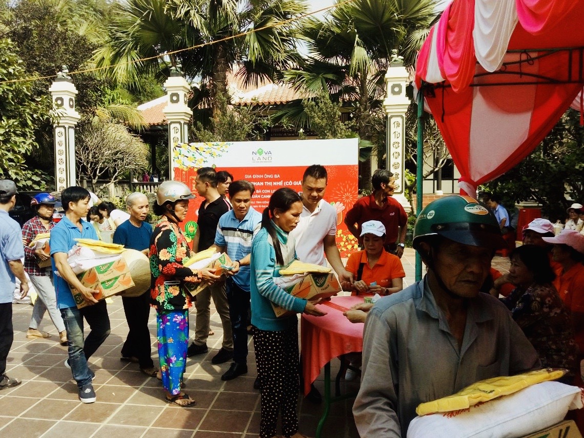Niềm vui 'Nước sạch học đường' trước thềm năm mới tại huyện Bình Đại, tỉnh Bến Tre Hàng trăm phần quà tết trao tặng bà con có hoàn cảnh khó khăn tại xã Long Khánh. Ảnh do Công ty Novaland cung cấp