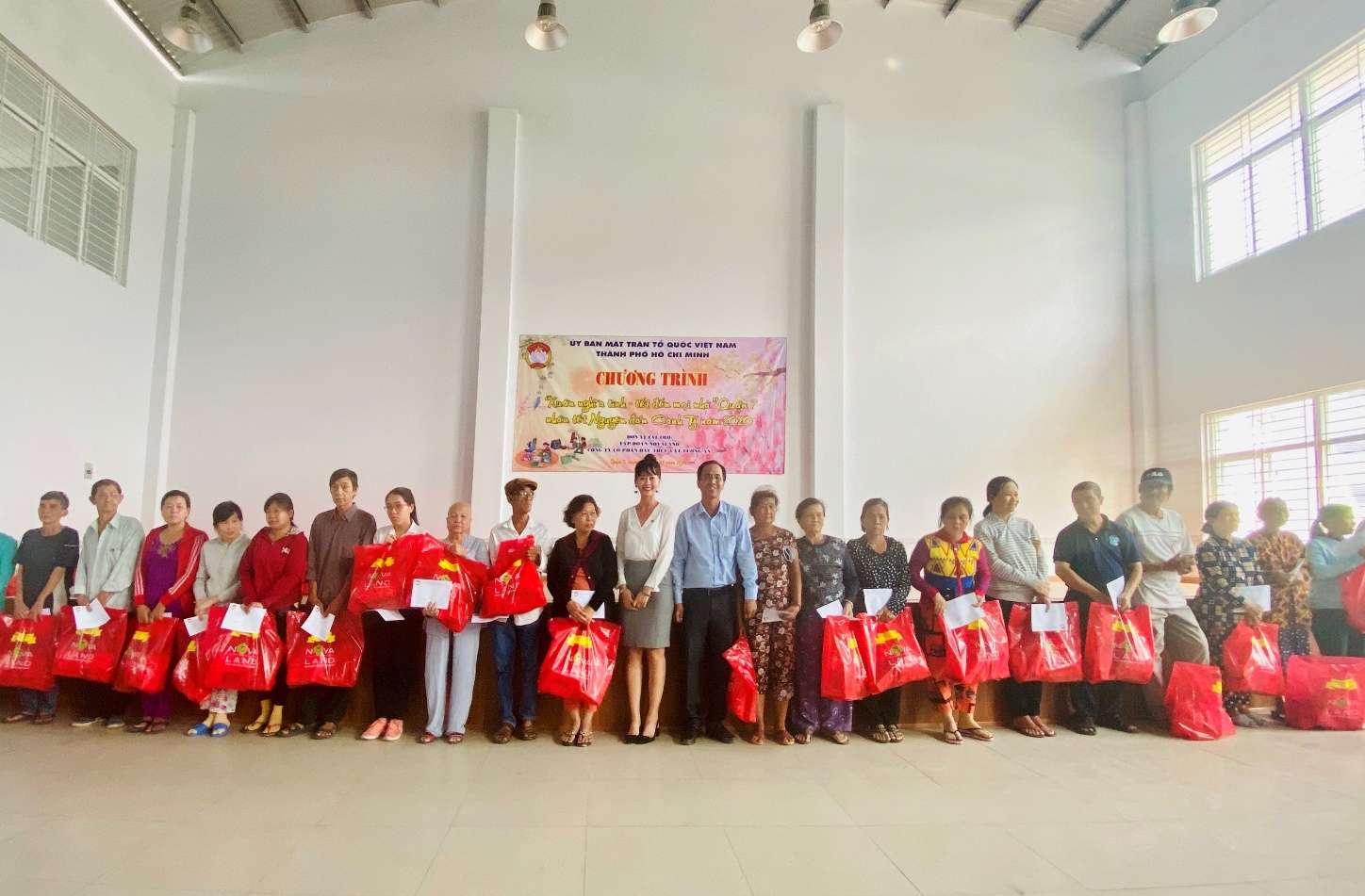 Niềm vui 'Nước sạch học đường' trước thềm năm mới tại huyện Bình Đại, tỉnh Bến Tre Trao tặng hơn 200 phần quà đến các hộ gia đình tại quận 7, TP.HCM