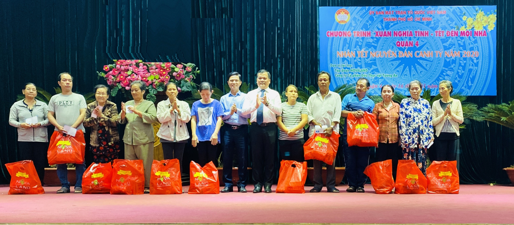 Niềm vui 'Nước sạch học đường' trước thềm năm mới tại huyện Bình Đại, tỉnh Bến Tre Trao tặng 300 phần quà đến các hộ gia đình tại quận 4, TP.HCM