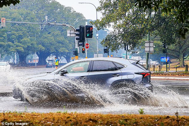 Nước Úc cùng lúc hứng chịu cháy rừng, bão lũ và mưa đá Sydney cũng hứng chịu những cơn mưa lớn vào cuối tuần.