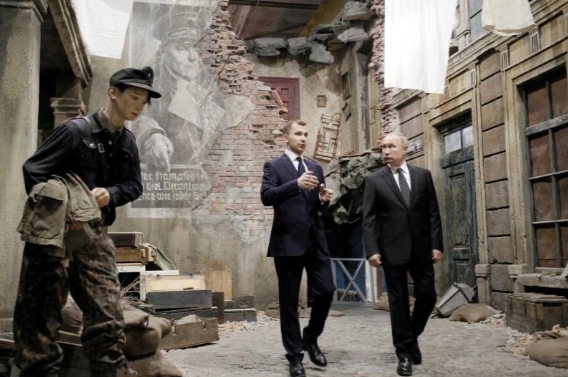 Tổng thống Putin khẳng định Nga sẽ không có ‘lãnh tụ trọn đời’ như thời Xô Viết Tổng thống Nga Vladimir Putin (phải) tham quan buổi triển lãm 3D “Ký ức lên tiếng. Con đường xuyên qua cuộc chiến” ở St.Peterburg, Nga, ngày 18/ 1/2020.