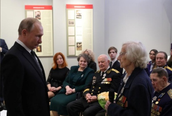 Tổng thống Putin khẳng định Nga sẽ không có ‘lãnh tụ trọn đời’ như thời Xô Viết Tổng thống Putin gặp gỡ và trả lời một số câu hỏi của các cựu chiến binh hôm 18/1, nhân dịp kỷ niệm 77 năm ngày dỡ bỏ cuộc bao vây Leningrad.