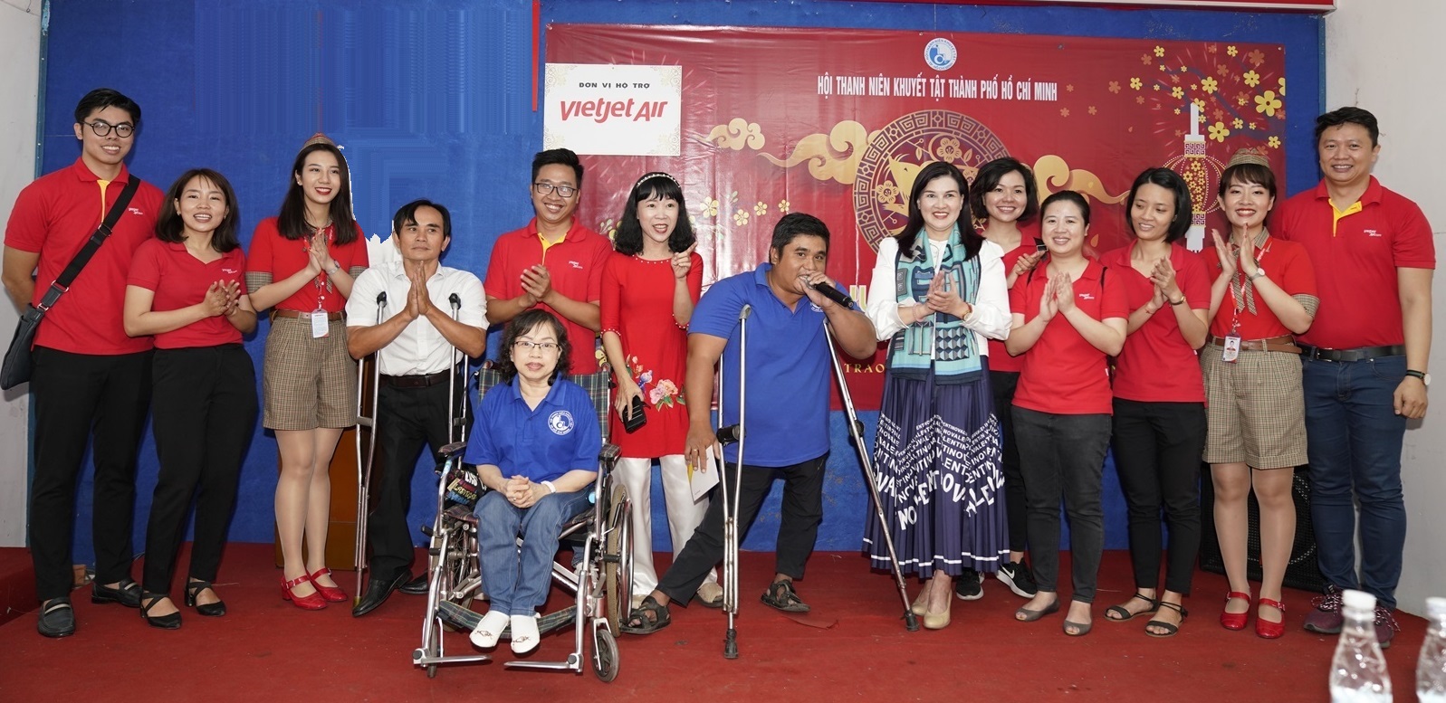 Vietjet truyền cảm hứng mùa xuân xanh tới thanh niên khuyết tật Đại diện Vietjet giao lưu cùng thành viên ưu tú Trương Minh Trung (áo xanh). Ảnh: Vietjet