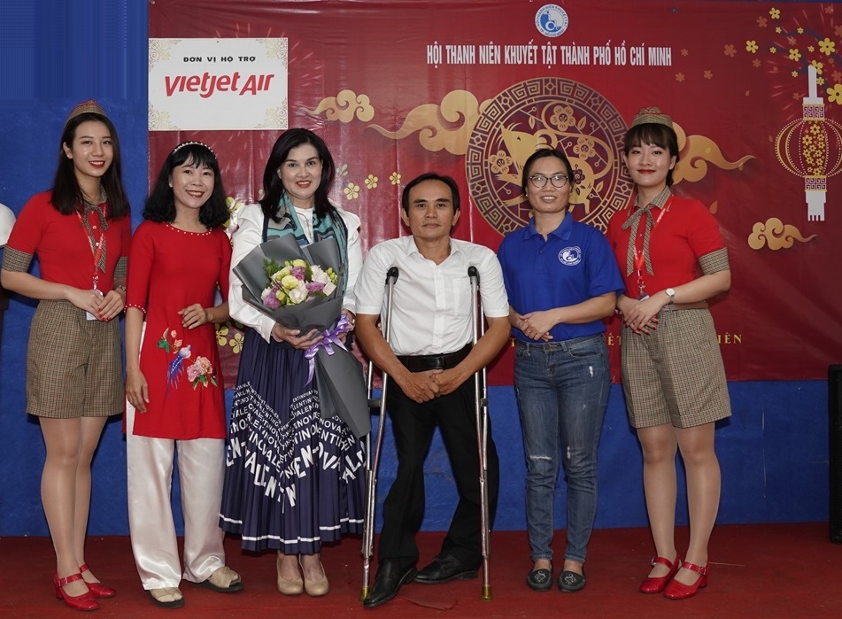 Vietjet truyền cảm hứng mùa xuân xanh tới thanh niên khuyết tật Chủ tịch Hội Võ Văn Anh (áo trắng) gửi lời cảm ơn cùng bó hoa tươi thắm tới đại diện Vietjet. Ảnh: Vietjet