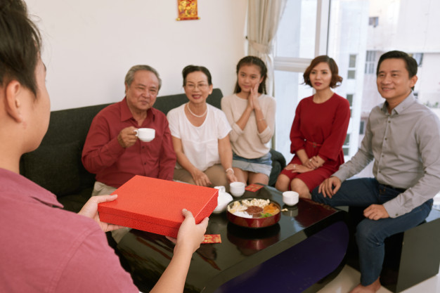 Con gái không được về ăn tết, ông bà ngoại vẫn vui vì chàng rể chu đáo, ấm áp Ông bà ngoại luôn ăn tết sớm và hài lòng với chàng rể. Ảnh minh hoạ.