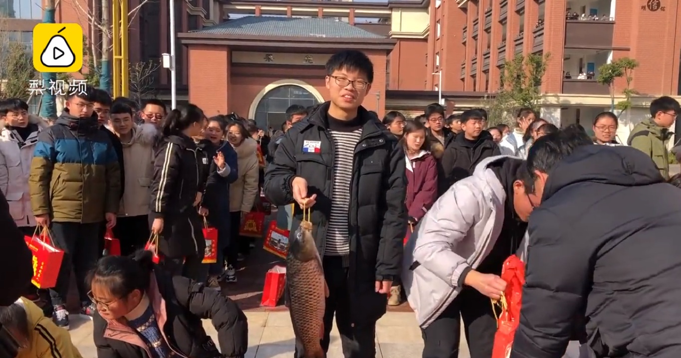 Trường học ở Trung Quốc dùng thịt heo làm phần thưởng cho học sinh ưu tú Một số học sinh chọn đôi cá chép cho ngày lễ.