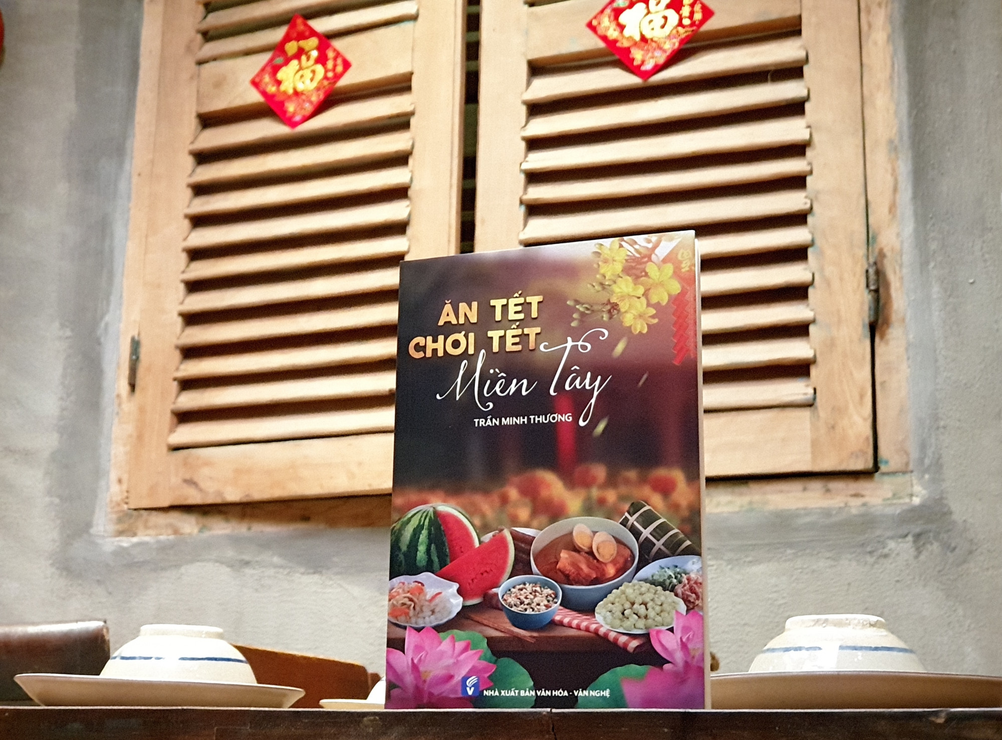 Ăn tết, chơi tết theo kiểu của người miền Tây Một số hoạt động vui chơi dịp Tết cũng được tác giả nhắc đến trong sách nhưng ít hơn phần ăn Tết