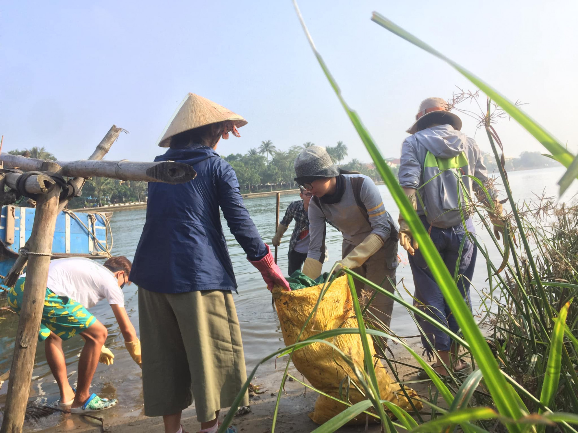 Những hình ảnh cực yêu ở một góc khác tết Hội An Có những cô gái trẻ chưa bỏ sót lần nhặc rác nào của nhóm