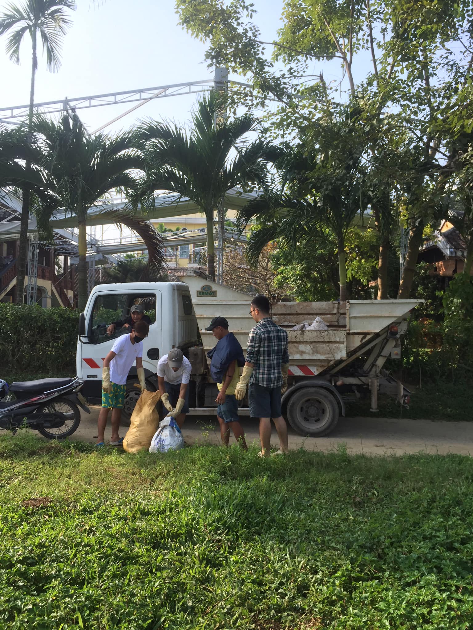 Những hình ảnh cực yêu ở một góc khác tết Hội An Tập kết rác lên xe chuyên chở về nơi xử lý đúng quy định