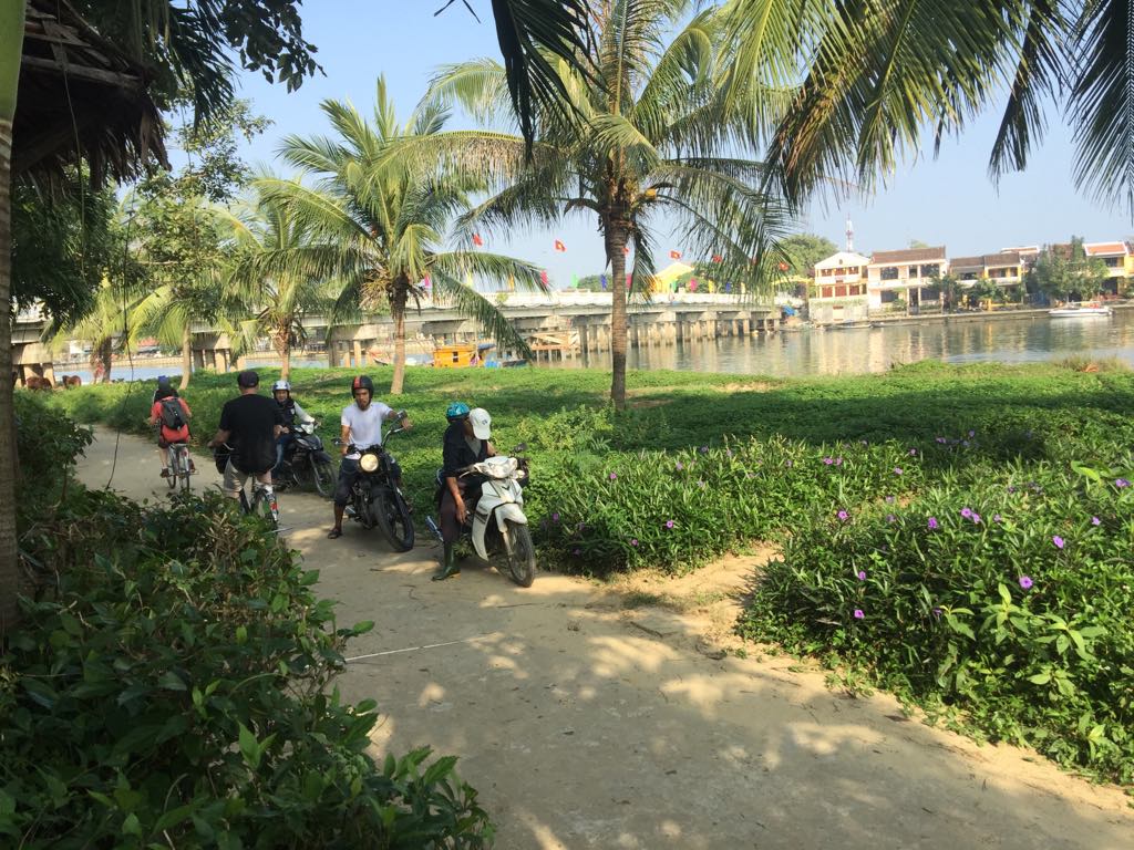 Những hình ảnh cực yêu ở một góc khác tết Hội An Chào nhau ở cuối con đường/ Mùa xuân phía trước, miên trường phía sau