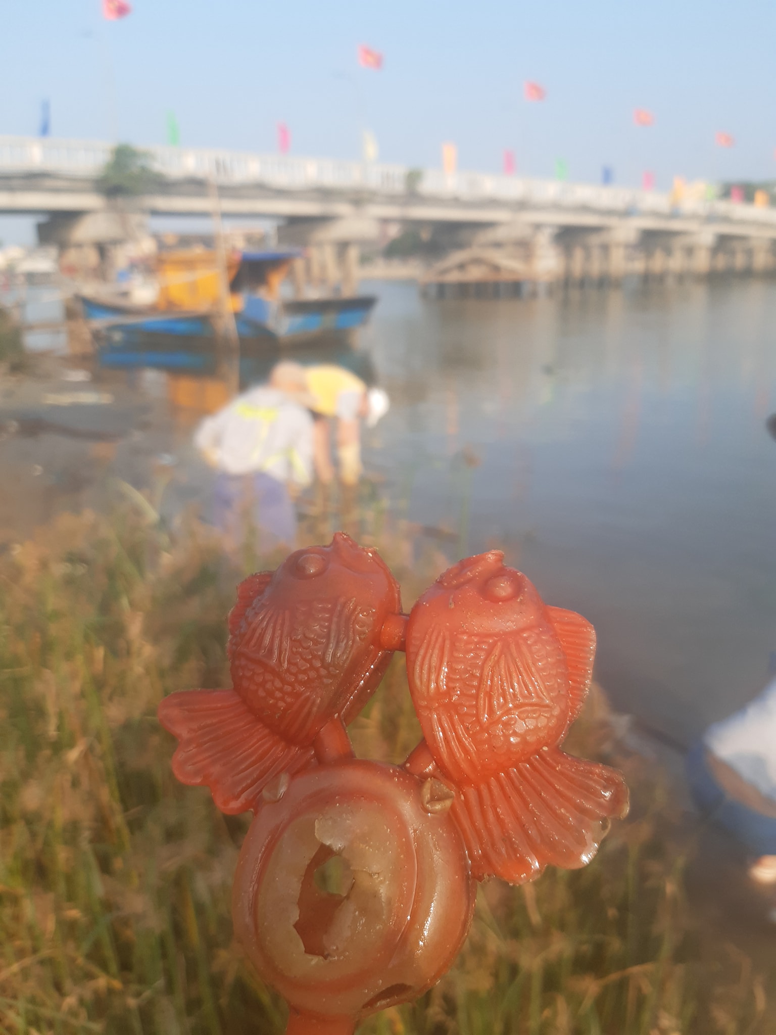 Những hình ảnh cực yêu ở một góc khác tết Hội An Chiếc lồng đèn từng là niềm vui của em bé nào, giờ là nỗi đau của dòng sông