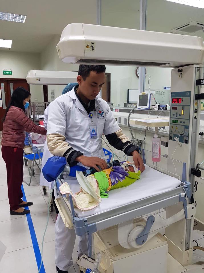 Hành trình đưa cháu bé chỉ nặng 800gram từ Hà Giang về Hà Nội tìm sự sống 17 giờ các bác sĩ mới tiếp cận được em bé