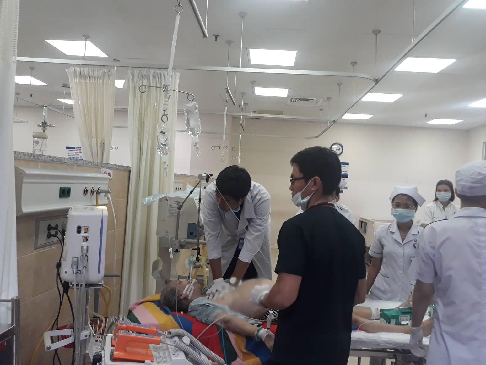 Hãy cảm ơn ngay cả số phận đen đủi nhất Bác sĩ Hồ Chí Chung đang cấp cứu sinh mạng cho bệnh nhân