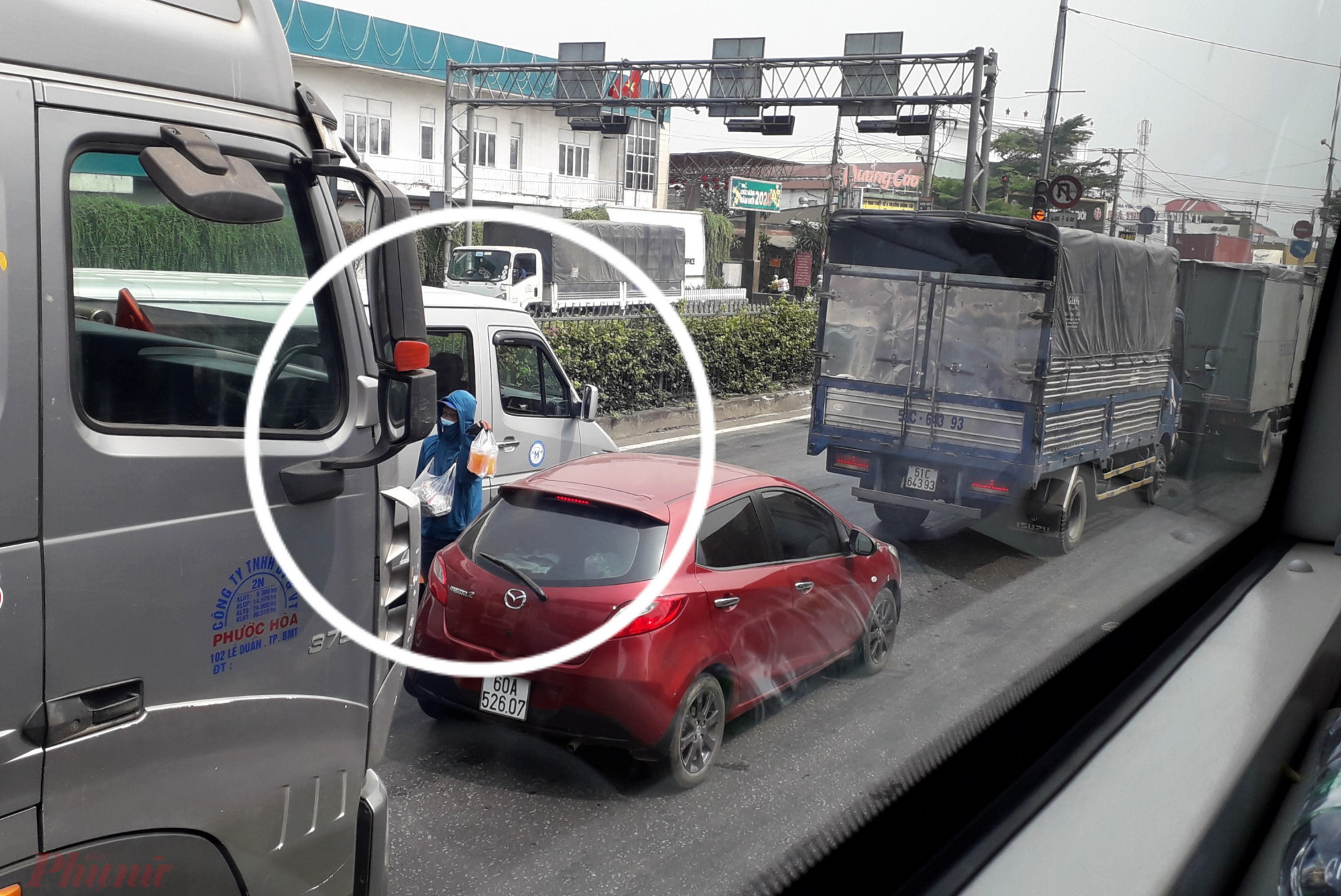 Những người 'thích' cảnh kẹt xe ở Sài Gòn Công việc bán nước giải khát dạo trên tuyến Quốc lộ 1A ở TPHCM được ví là nghề “chặn đầu xe kiếm sống”. Ảnh: Hoàng Nhiên.