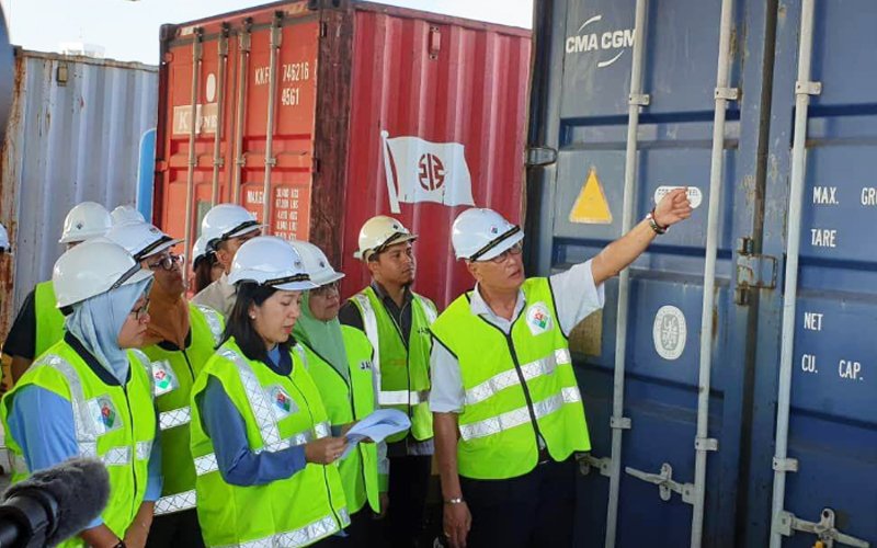 Malaysia gửi trả 150 container chất thải, khẳng định nước này không phải ‘bãi rác’ Bộ trưởng Môi trường Yeo Bee Yin (giữa - cầm giấy) khẳng định Malaysia không phải là