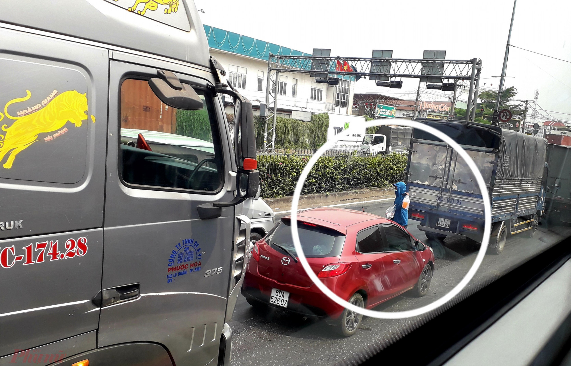 Những người 'thích' cảnh kẹt xe ở Sài Gòn Nhiều người bán nước giải khát dạo len lỏi giữa dòng xe cộ ùn ứ trên Quốc lộ 1A để bán. Ảnh: Hoàng Nhiên.