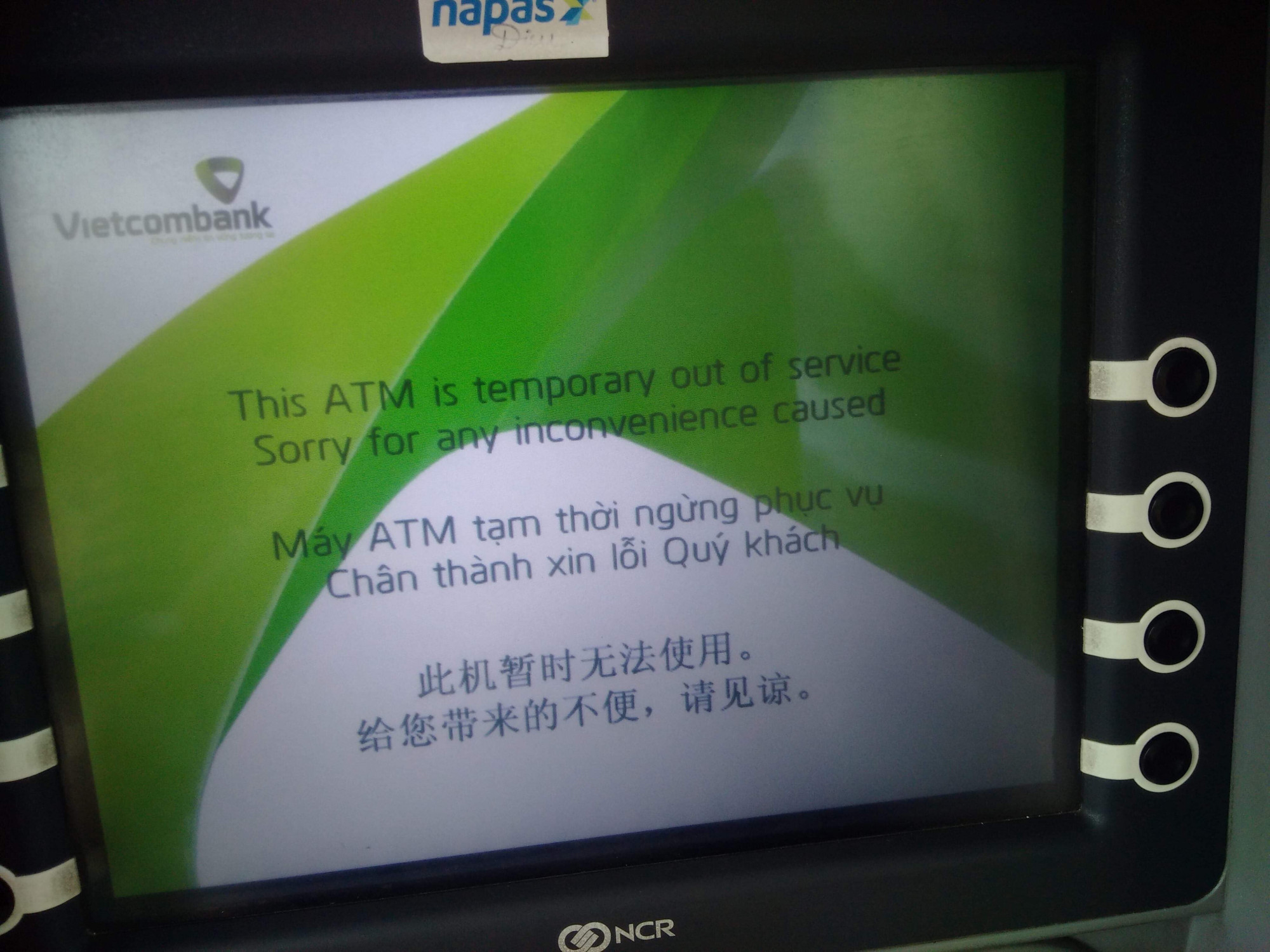 Nhiều cây ATM 'thất thủ', khách nhờ dịch vụ rút hộ Các trụ ATM riêng lẻ vào những ngày này thường lỗi và hết tiền