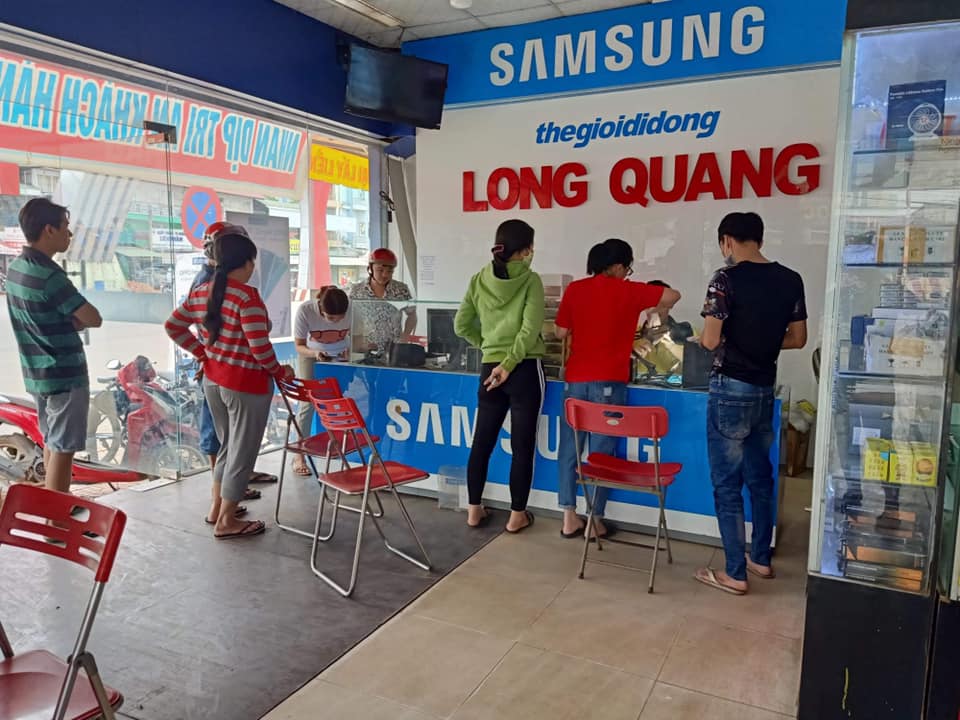 Nhiều cây ATM 'thất thủ', khách nhờ dịch vụ rút hộ Một số khách hàng chọn rút tiền từ thẻ ATM thông qua các dịch vụ bên ngoài