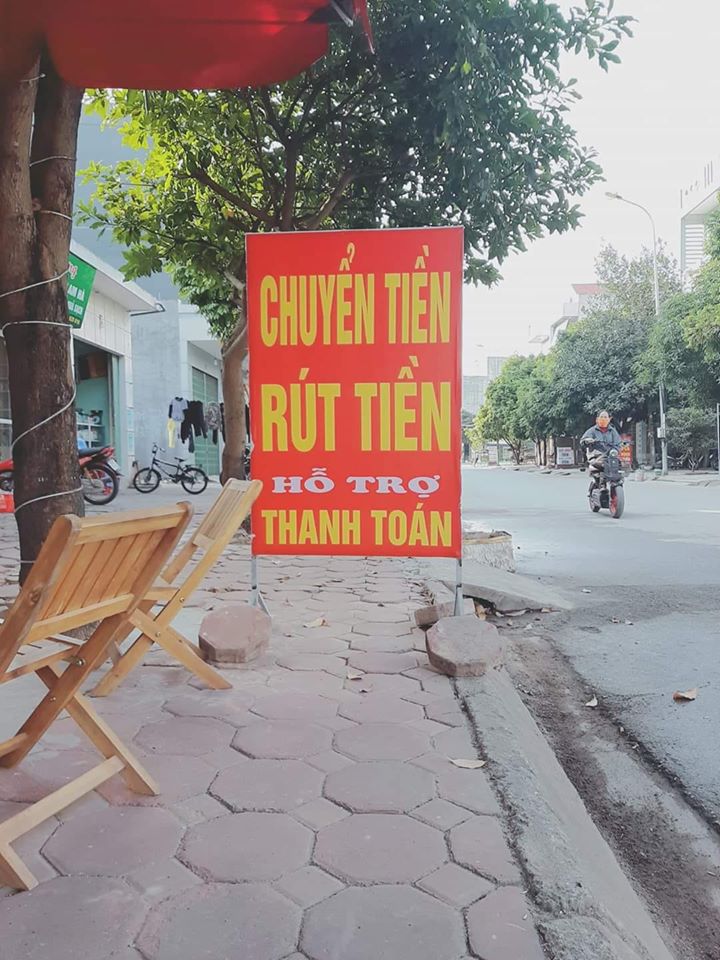 Nhiều cây ATM 'thất thủ', khách nhờ dịch vụ rút hộ Những ngày này nhiều người treo bảng dịch vụ rút tiền, chuyển tiền hộ để lấy phí