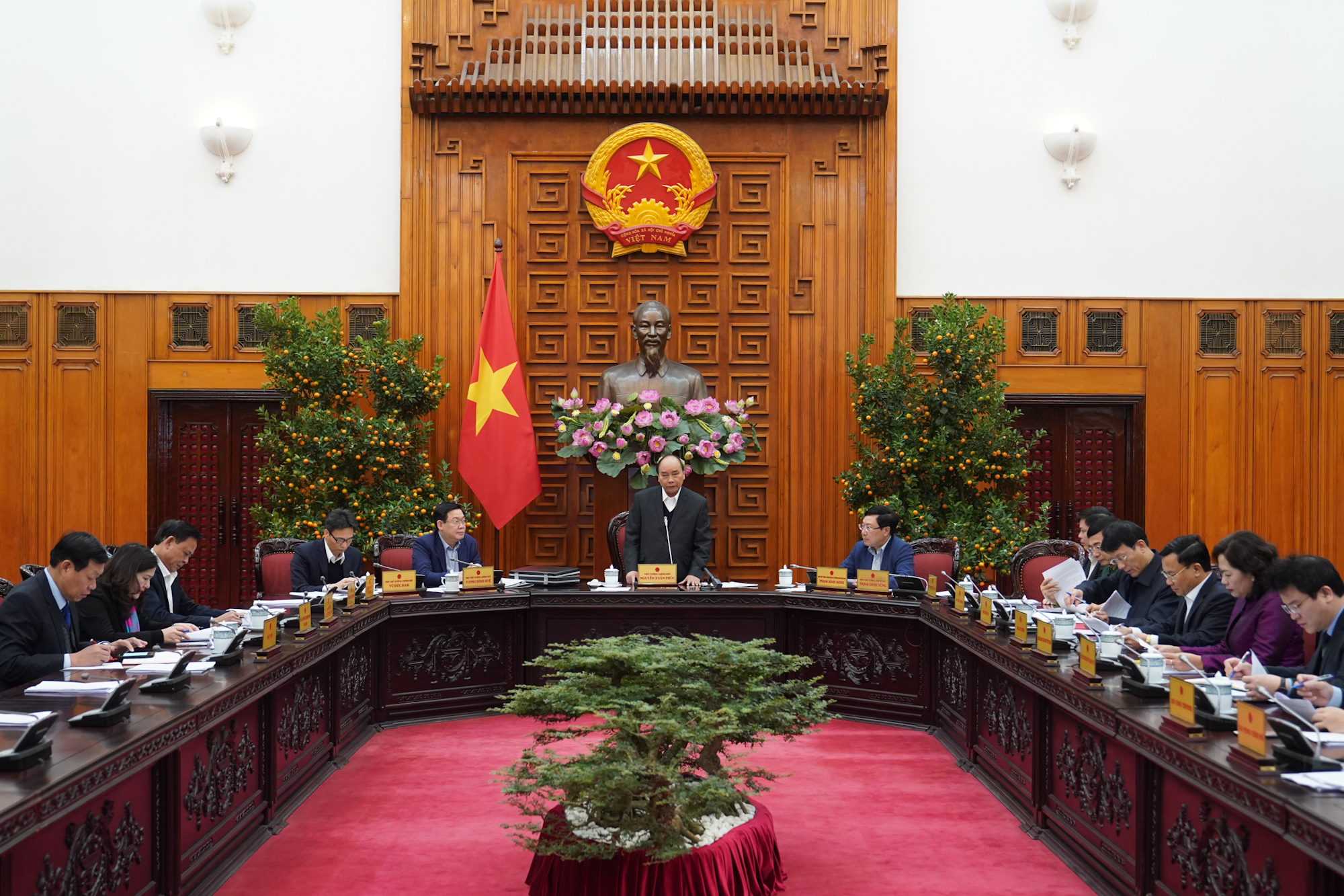 Thủ tướng Nguyễn Xuân Phúc: 'Người dân ăn tết không chỉ đầy đủ vật chất mà cả tinh thần' Thủ tướng nhấn mạnh các đơn vị liên quan cần tạo không khí vui tươi để người dân đón xuân. Ảnh: VGP/Quang Hiếu