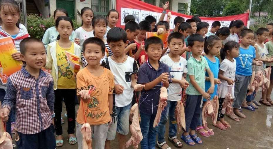 Trường học ở Trung Quốc dùng thịt heo làm phần thưởng cho học sinh ưu tú Trường tiểu học nông thôn ở Quảng Tây cũng dùng thịt heo làm quà cho các em vào năm 2018, nhưng không rõ liệu sáng kiến này có áp dụng được trong năm nay hay không.