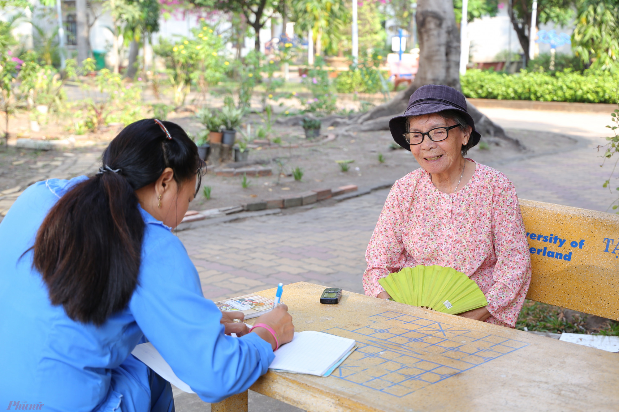 Viện dưỡng lão ngày cuối năm: Hỏi Xuân có về? Cụ Nguyễn Thị Thanh đăng ký thực đơn ăn uống dịp Tết với nhân viên Viện dưỡng lão. Cụ vừa trải qua đợt bệnh dài nên khu vườn do cụ chăm sóc cũng dần trơ gốc, chết dần.