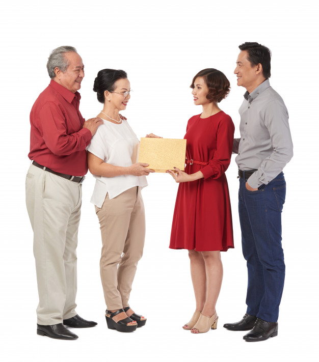 Vợ chồng mâu thuẫn chuyện biếu tết nội ngoại Tặng quà cha mẹ là đạo hiếu mỗi tết. Thế nhưng cũng lắm rắc rối. Ảnh minh hoạ