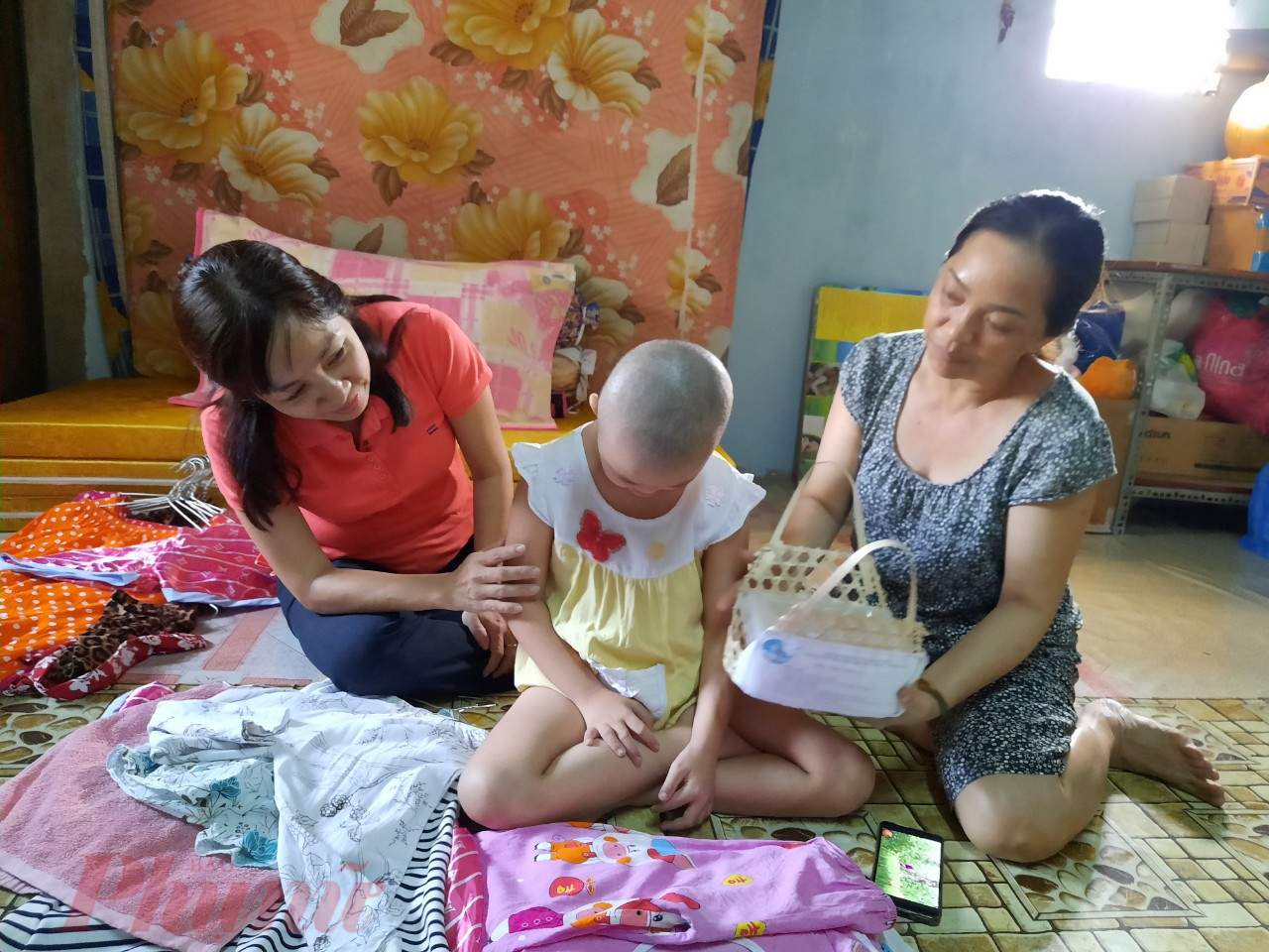 Tết năm nay khác hẳn mọi năm Các cấp Hội LHPN quận đến nhà thăm, tặng quà tết và thịt kho hột vịt cho nữ công nhân để ngày tết thêm ấm áp.