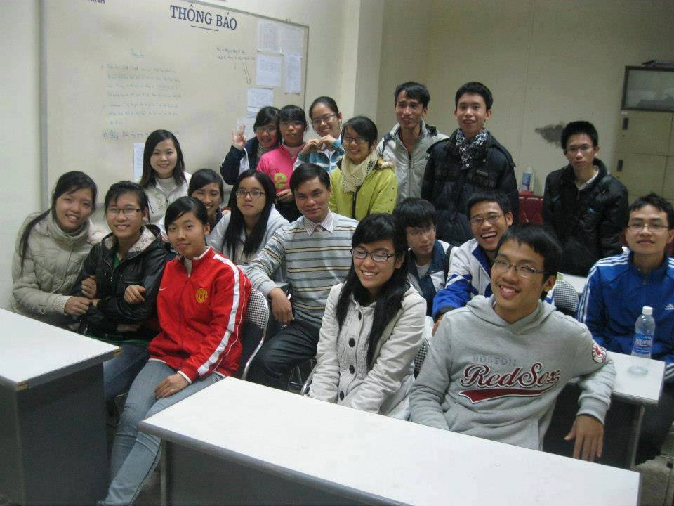 Năm mới, trò chuyện cùng giáo sư trẻ nhất 2019 Thầy Quang (ở giữa) cùng sinh viên khoa Toán lớp chất lượng cao khóa 62