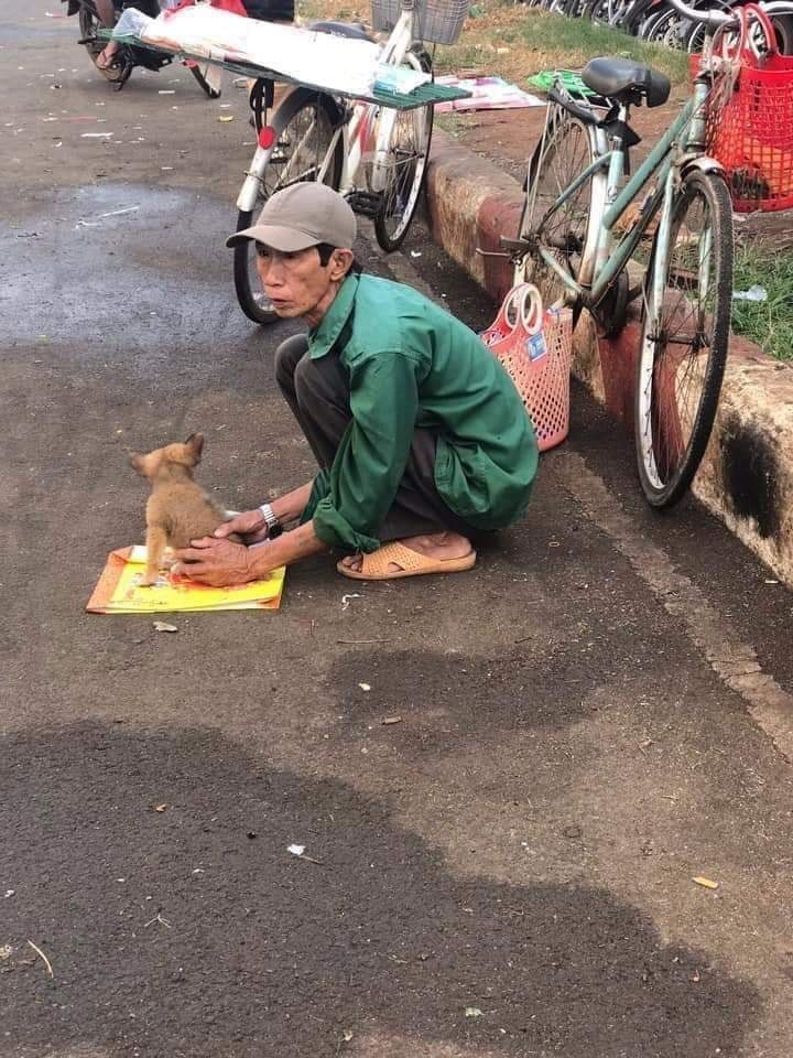Những nốt trầm mưu sinh giáp tết Ánh mắt buồn của người đàn ông rao bán cho để sắm đồ tết cho con được chia sẻ trên mạng xã hội. Ảnh từ Facebook