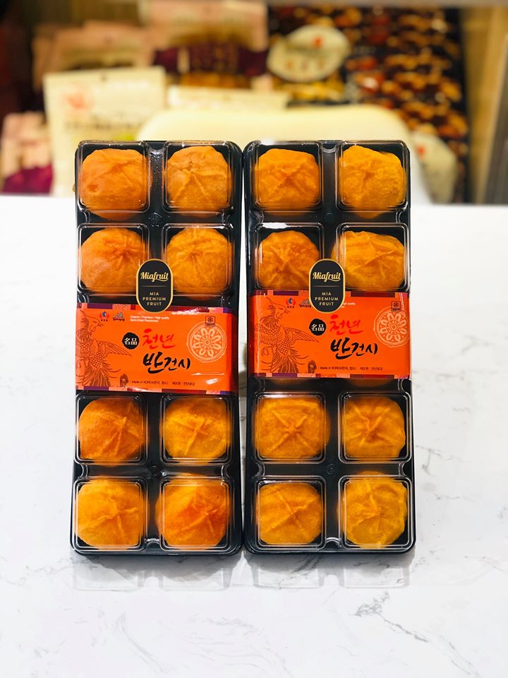 Hồng treo gió Đà Lạt 400.000 đồng/kg, cùng loại hàng ngoại tiền triệu hút hàng Hồng treo gió Hàn Quốc vào hộp có giá hơn 2 triệu đồng/hộp tại một cửa hàng trái cây ngoại ở quận 1, TPHCM.