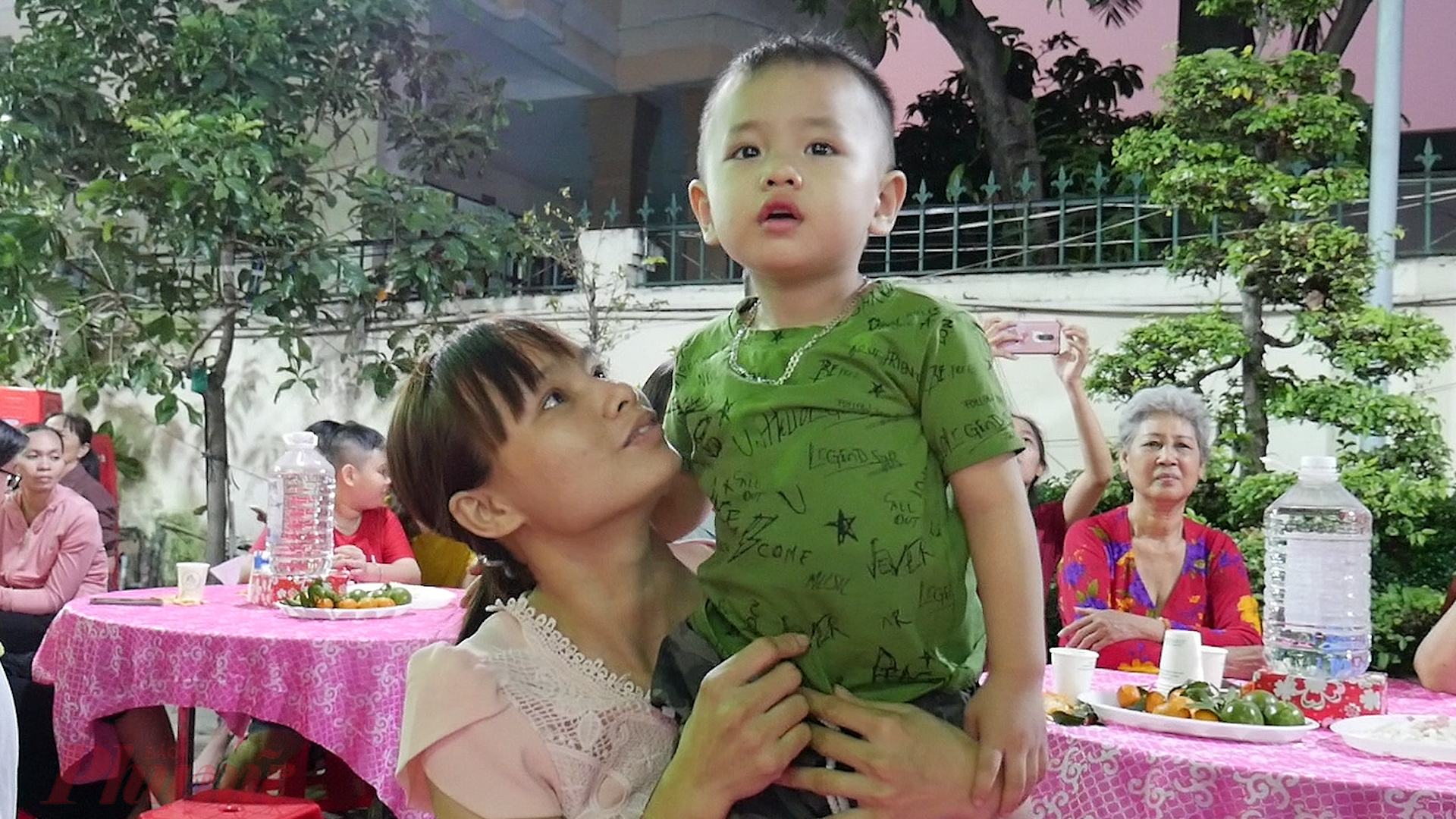 Tết năm nay khác hẳn mọi năm Chị Hải cùng con tham gia các hoạt động vui xuân.