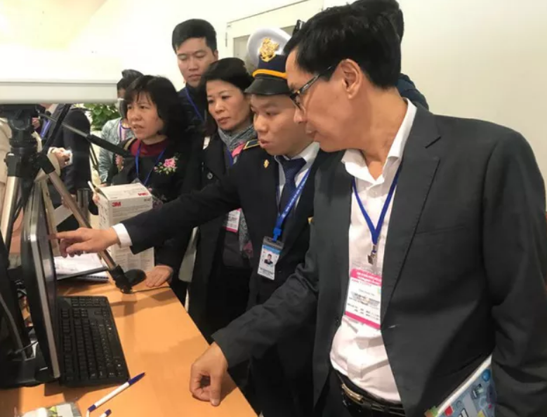 3 người tử vong do virus viêm phổi lạ ở Trung Quốc, Bộ Y tế kiểm tra sân bay Nội Bài Đoàn công tác của Bộ Y tế do ông Đặng Quang Tấn - Phó Cục trưởng Phụ trách Cục Y tế dự phòng, Bộ Y tế làm trưởng đoàn cùng các Vụ/ Cục liên quan của Bộ Y tế và lãnh đạo Trung tâm kiểm soát bệnh tật của TP Hà Nội đã đến làm việc tại Cảng Hàng không Quốc tế Nội Bài