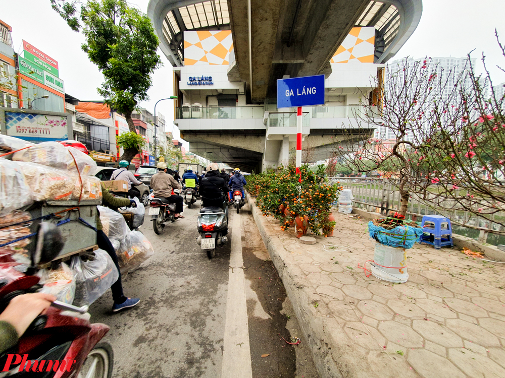Dưới 'đường sắt tỷ đô' nhiều lần lỗi hẹn, nhà ga thành chợ hoa Tết trái phép a