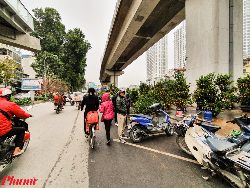Dưới 'đường sắt tỷ đô' nhiều lần lỗi hẹn, nhà ga thành chợ hoa Tết trái phép 3