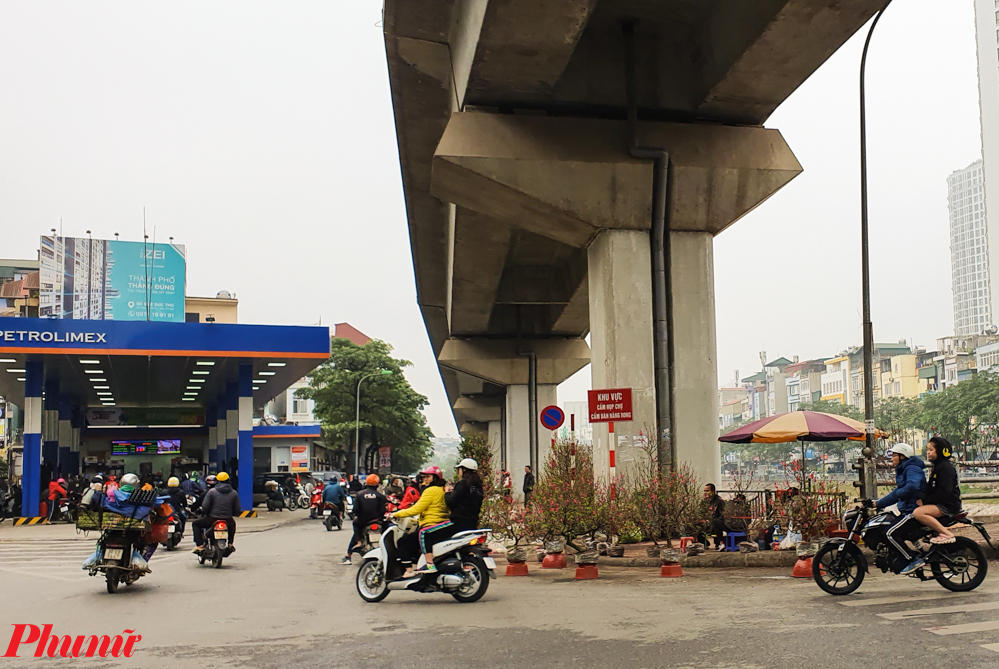 Dưới 'đường sắt tỷ đô' nhiều lần lỗi hẹn, nhà ga thành chợ hoa Tết trái phép 4