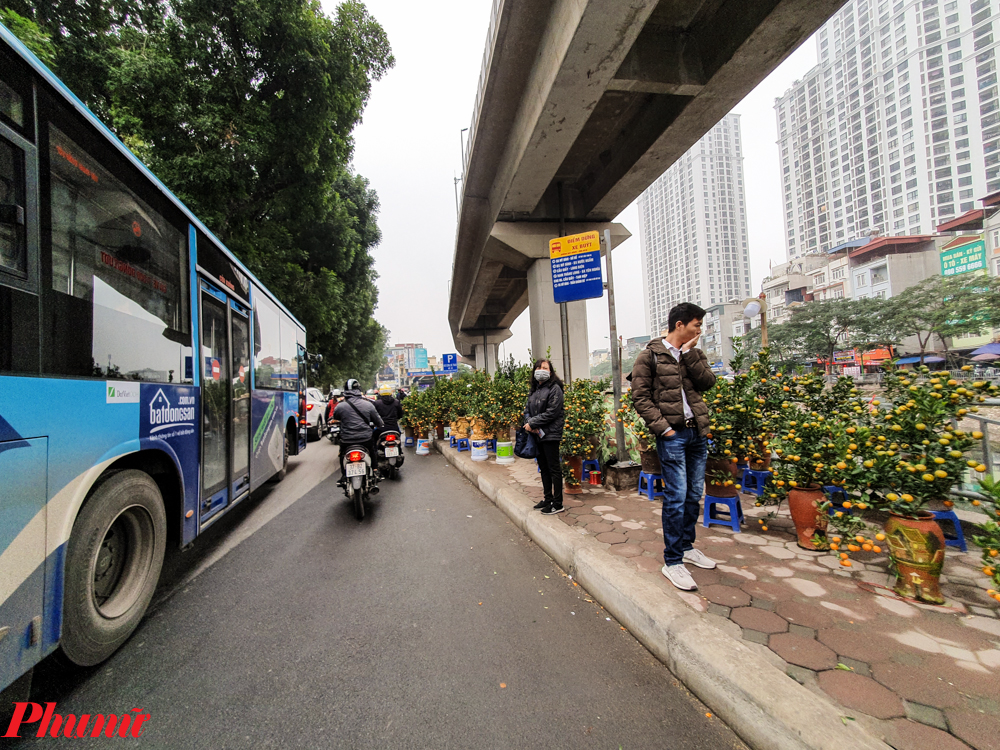 Dưới 'đường sắt tỷ đô' nhiều lần lỗi hẹn, nhà ga thành chợ hoa Tết trái phép 5
