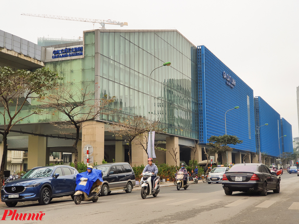 Dưới 'đường sắt tỷ đô' nhiều lần lỗi hẹn, nhà ga thành chợ hoa Tết trái phép 6