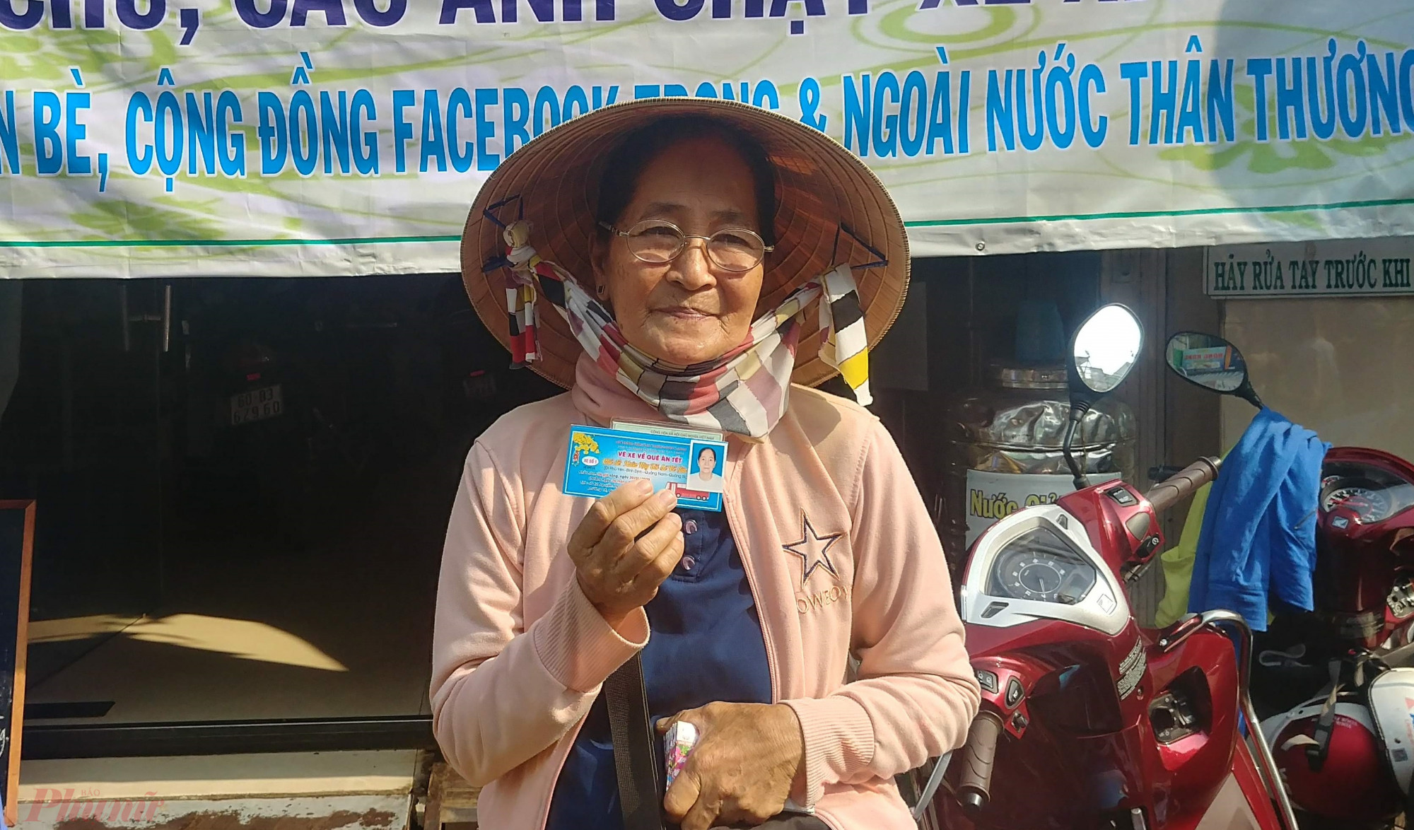 Những chuyến xe yêu thương Cô Phan Thị Nay với niềm vui nhận được vé xe hỗ trợ về quê.
