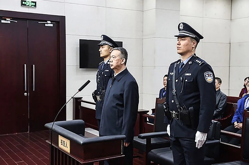 Cựu giám đốc Interpol Mạnh Hồng Vĩ lãnh án tù 13 năm rưỡi vì tham nhũng Ông Mạnh Hồng Vĩ lắng nghe kết luận trong phiên tòa ngày 21/1.