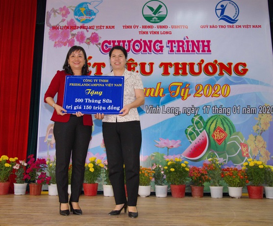 FrieslandCampina Việt Nam cùng Hội LHPN Việt Nam mang xuân đến người nghèo Bà Lê Thị Thúy Kiều (trái), Chủ tịch Hội LHPN tỉnh Vĩnh Long, đại diện trẻ em nghèo nhận 500 thùng sữa của Công ty FrieslandCampina Việt Nam. Ảnh do FrieslandCampina cung cấp
