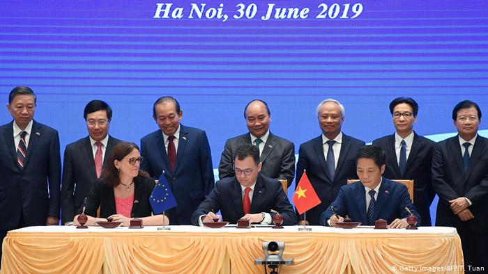 Hiệp định thương mại Việt Nam – EU tập trung vào tính minh bạch và quyền cho người lao động Các quan chức EU và Việt Nam ký EVFTA tại Hà Nội vào tháng 6/2019. Thỏa thuận vẫn cần được thông qua bởi Nghị viện châu Âu.