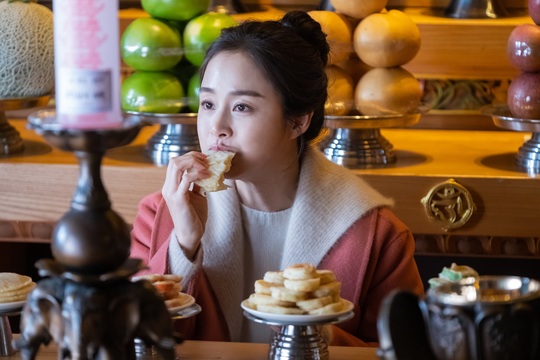 Kim Tae Hee bị cuốn hút bởi các vai diễn mẹ sau sinh Hình ảnh hậu trường mới nhất của Kim Tae Hee trong tác phẩm Hi, bye mama.