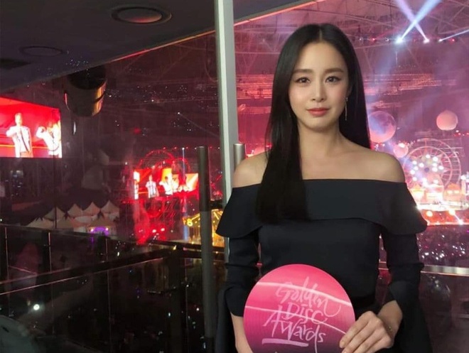 Kim Tae Hee bị cuốn hút bởi các vai diễn mẹ sau sinh Nhan sắc xinh đẹp của bà mẹ hai con nhận nhiều lời khen của khán giả.